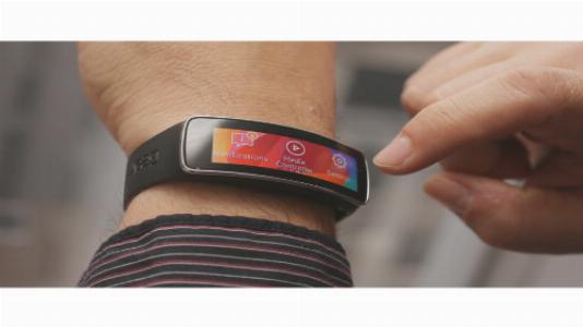 Samsung Gear Fit — обзор умного браслета с гибким