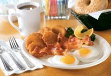 Почему ученые опровергли полезность сытного завтрака